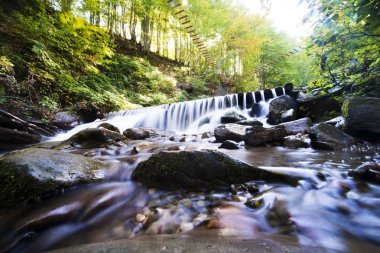 Şelale dağ manzarası. Seçici odak