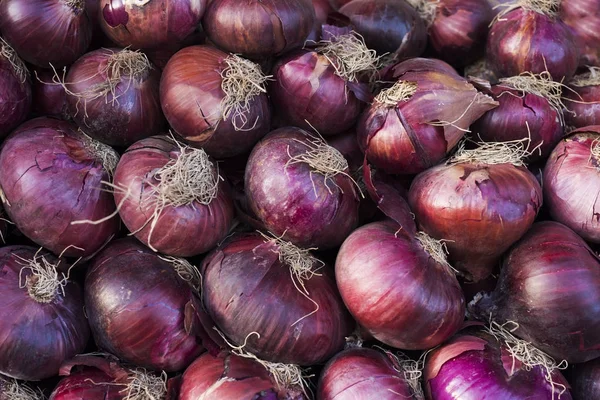 Cosecha de cebolla. Cebollas rojas frescas. Fondo de cebollas. Cebollas maduras. Cebollas en el mercado. (enfoque selectivo ) —  Fotos de Stock