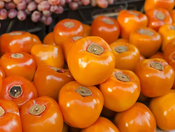 Persimmon. Harvest of persimmon. Persimmon close-up. Fruit background. Healthy eating. Concept of autumn agricultural harvest (selective focus) — Stock Photo, Image