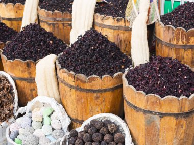 Çeşni ve madde kavramı. Kuru ot hibiscus çay sepetleri için. Lila Hibiscus çiçek sepetleri içinde. Arapça otlar geleneksel ın Bazaarı üzerinde. Doğal organik otlar.