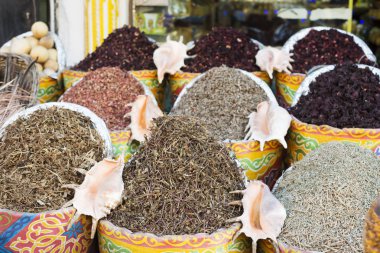 Çeşni ve madde kavramı. Kuru ot hibiscus çay sepetleri için. Lila Hibiscus çiçek sepetleri içinde. Arapça otlar geleneksel ın Bazaarı üzerinde. Doğal organik otlar.