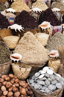 Çeşni ve madde kavramı. Kuru ot hibiscus çay sepetleri için. Lila Hibiscus çiçek sepetleri içinde. Arapça otlar geleneksel ın Bazaarı üzerinde. Doğal organik otlar.