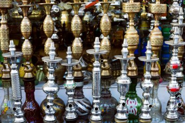 Nargile içinde belgili tanımlık çarşı. Geleneksel Arap nargile borular nargile. Su boruları - Mısırlıların İngilizcede Shisha, aramak, nargile.