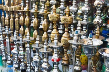 Nargile içinde belgili tanımlık çarşı. Geleneksel Arap nargile borular nargile. Su boruları - Mısırlıların İngilizcede Shisha, aramak, nargile.