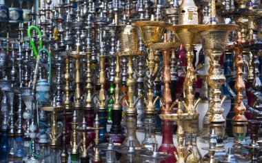 Nargile içinde belgili tanımlık çarşı. Geleneksel Arap nargile borular nargile. Su boruları - Mısırlıların İngilizcede Shisha, aramak, nargile.