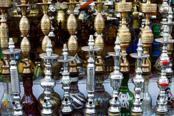Vattenpiporna Marknaden Traditionella Arabiska Shisha Rör Vattenpipa Vattenledningar Egyptierna Kallar — Stockfoto