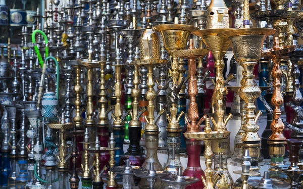 Vattenpiporna Marknaden Traditionella Arabiska Shisha Rör Vattenpipa Vattenledningar Egyptierna Kallar — Stockfoto