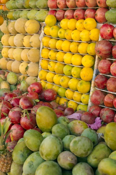 マンゴー メロン パイナップル ザクロは ファームの市場に表示されます フルーツ背景 健康的な食事 秋の農業収穫 セレクティブ フォーカスの概念 — ストック写真