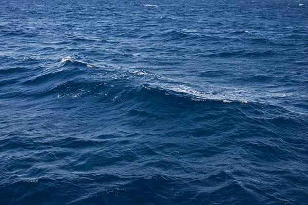 Wasseroberfläche Meeresoberfläche Wasserhintergrund Blaue Wasseroberfläche Abstrakte Satte Aquafarben Selektiver Fokus — Stockfoto