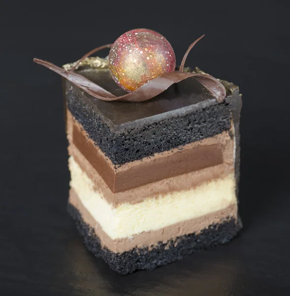 Rebanada Pastel Chocolate Con Rizo Sobre Fondo Oscuro Cerca Enfoque —  Fotos de Stock