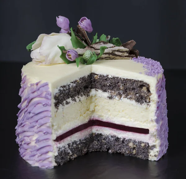 Torta Ricotta Con Semi Papavero Marmellata Lamponi Decorato Con Fiori — Foto Stock