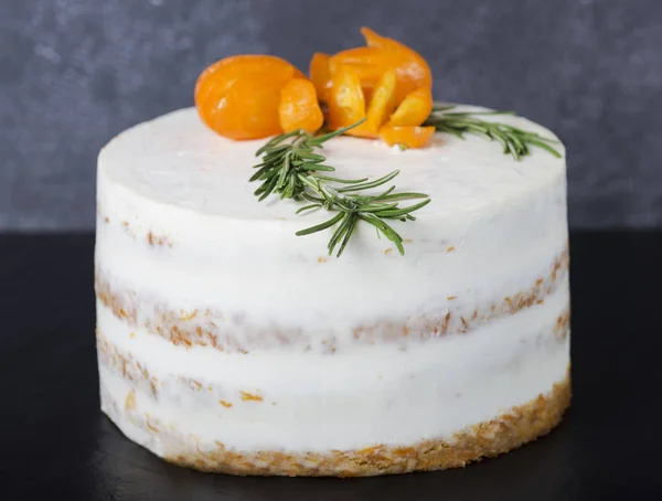 Torta Carote Decorata Con Ramo Rosmarino Kumquat Sfondo Scuro Focus — Foto Stock