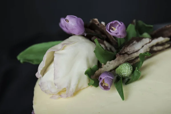 Las Flores Comestibles Del Chocolate Sobre Torta Cuajada Enfoque Selectivo — Foto de Stock