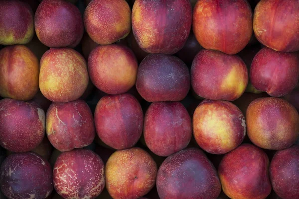 有机新鲜的蜜桃在市场上 水果背景 健康饮食 秋季农业收获的概念 选择性聚焦 — 图库照片