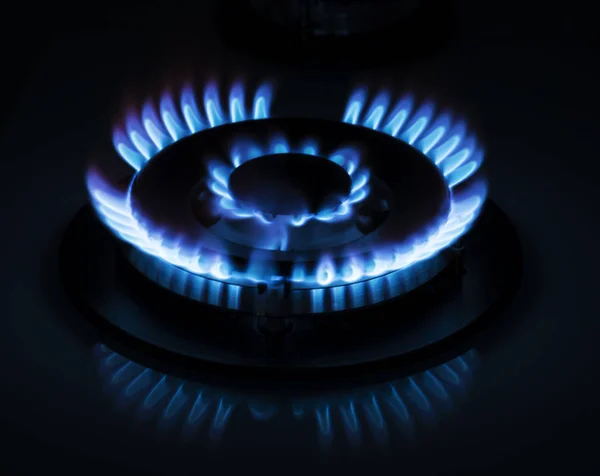 在黑暗中在厨房的煤气炉上燃烧天然气 有选择的重点 — 图库照片