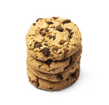 Beyaz arkaplanda çikolata parçalı kurabiyeler.