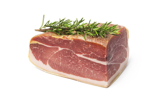 Лучшее прошутто с розмарином на белом фоне
