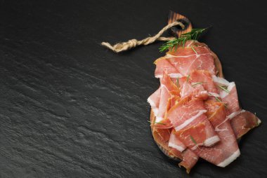 İtalyan prosciutto crudo veya jamon rosemary ile. Ham ham.