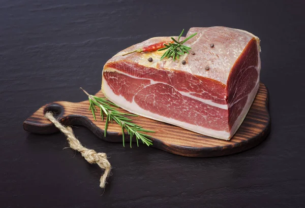 Italské Prosciutto Crudo Nebo Jamón Rosemary Raw Šunka — Stock fotografie