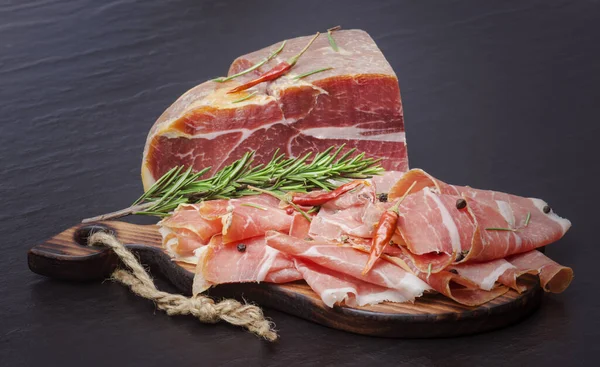 Italiaanse Prosciutto Crudo Jamon Met Rozemarijn Rauwe Ham — Stockfoto