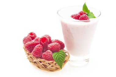 Beyaz arka planda kırmızı ahududulu yoğurt.