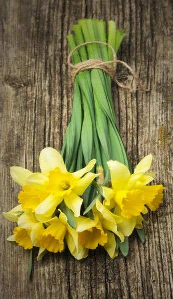 Buquê Flores Frescas Primavera Narcisos Fundo Madeira Vista Superior — Fotografia de Stock