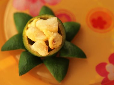 Renkli plaka üzerinde kahverengi şeker ile Feijoa (Acca sellowiana) Pulp