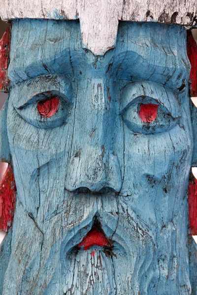 Деревянное синее лицо — стоковое фото