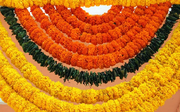 Indian festive decoration - a garland of orange and yellow Marig — Stock Photo, Image