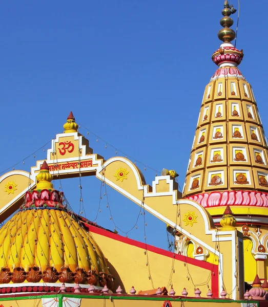 Farbenfrohe Dächer des hinduistischen Tempels, Goa, Indien — Stockfoto
