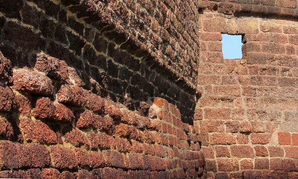 Gammal stenmur från Aguada Fort, Goa, Indien — Stockfoto