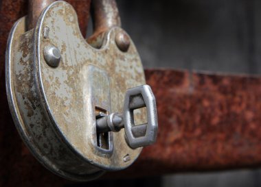 Anahtarlı eski paslı kilit