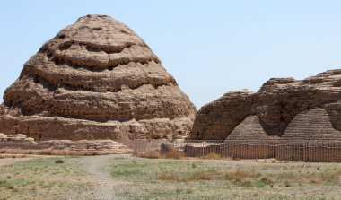 Batı Xia mezarları Helan Dağları'nın eteklerinde olduğu ünlü antik Simgesel Yapı Ningxia eyaleti Çin