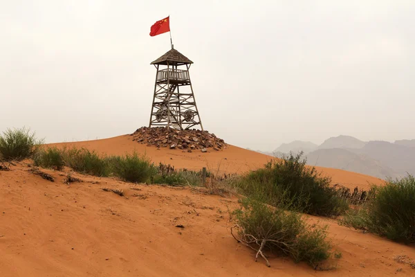 Vakttorn i den Tengger öknen, Shapotou, Ningxia-provinsen, Ch — Stockfoto