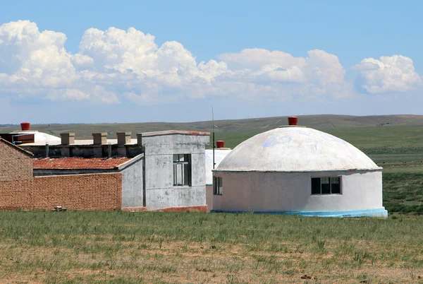 Yourte moderne mongole dans la steppe près de Hohhot ville, Mongolie intérieure — Photo