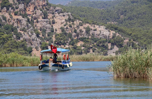 Bateau touristique sur la rivière Dalyan dans la conservation nationale protégée — Photo