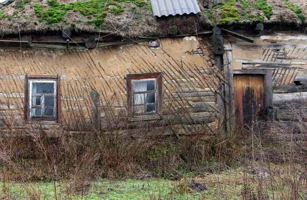 Övergivna gamla lerkärl hus Stockfoto