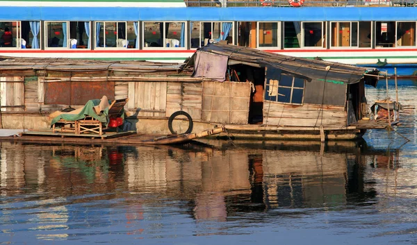 Flytande fiske hus på en bakgrund av turist cruiser på Li — Stockfoto