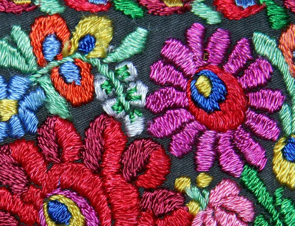 여러 가지 빛깔의 꽃 손 자 수 패턴 — 스톡 사진