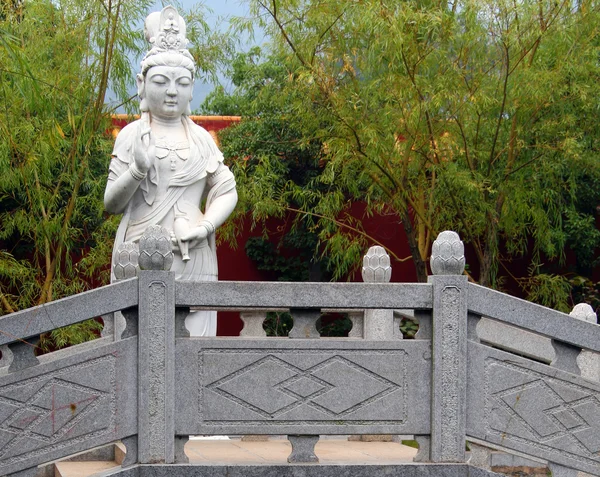 Статуя Гуаньинь из белого мрамора на мосту в темпле Наньюэ Дамьяо — стоковое фото