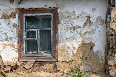 Bir eski terk edilmiş çiftlik penceresi