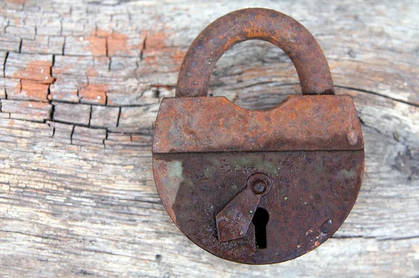 木製の背景に古いさびた錠前 — ストック写真