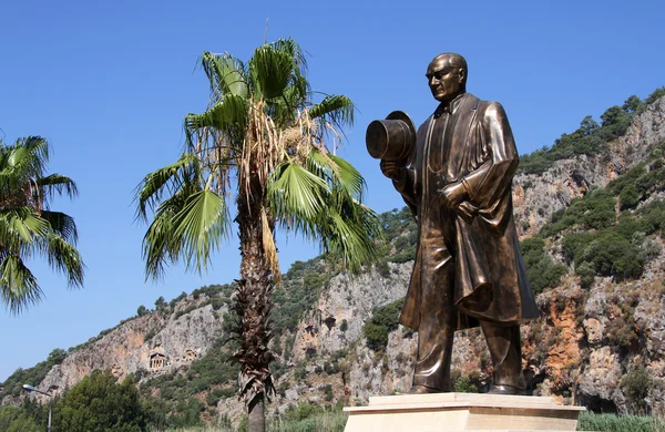 Dalyan, Turkiet - 4 Jul 2012: Staty av Mustafa Kemal Atatürk, t — Stockfoto