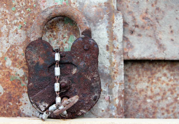 Antiguo candado oxidado con llave — Foto de Stock