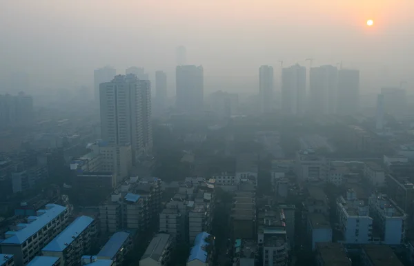 Modern Çin City smog aracılığıyla gündoğumu
