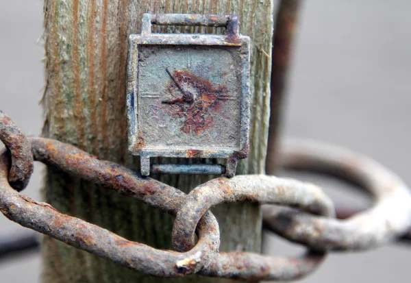 チェーンに古い錆びた時計 — ストック写真