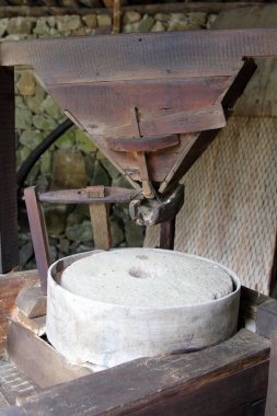Eski millstone yönteminde Bulgar watermill, EDDR, Bulgaristan