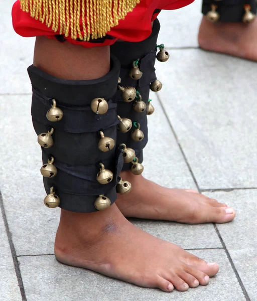 Decoración de cuero tradicional con campanas en los pies de Indones —  Fotos de Stock