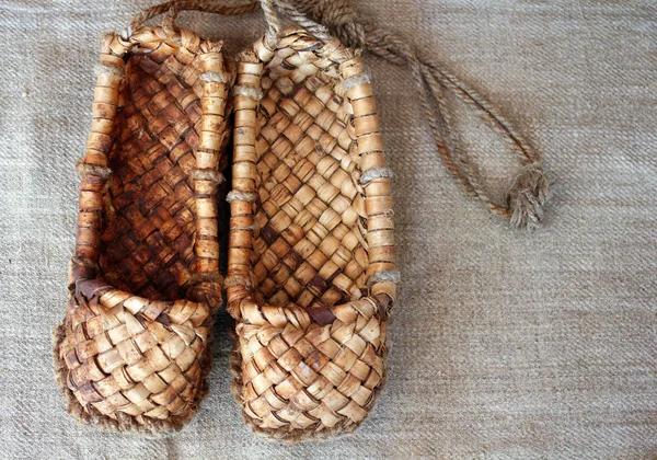 Старые ботинки (традиционная русская обувь) на мешковине — стоковое фото