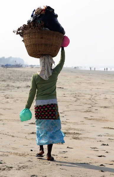 Çöp toplayıcı Goa plaj üzerinde Telifsiz Stok Fotoğraflar